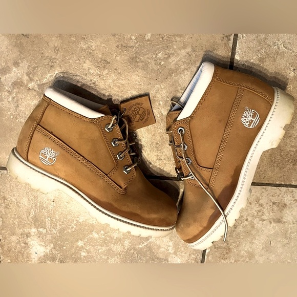 Women’s white trimmed Timberline boots - Picture 9 of 10